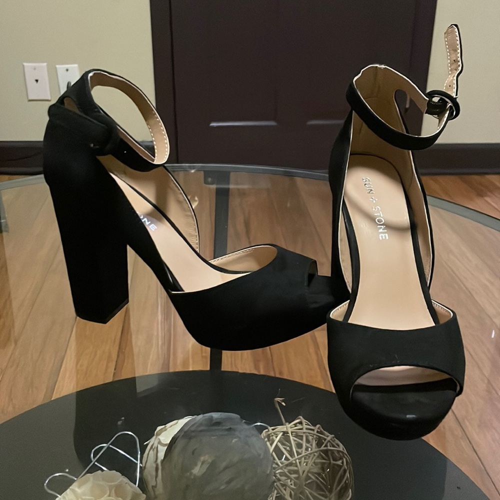 Size 7 Sun Stone black heels